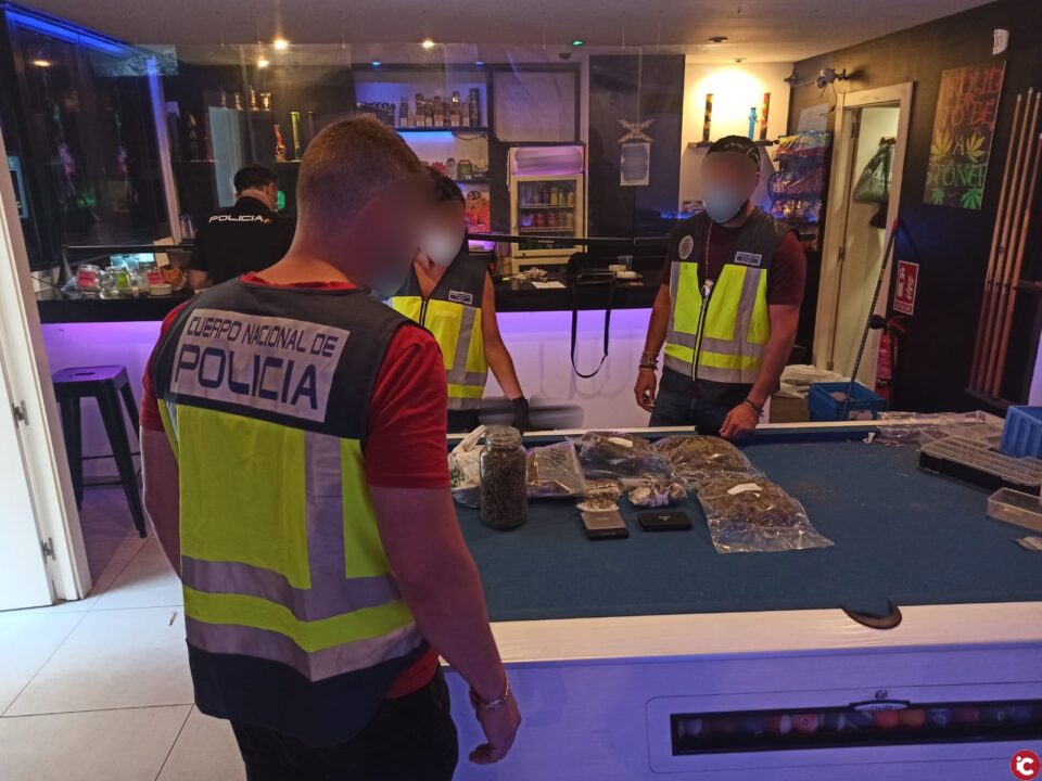 El club se encontraba en una zona próxima a colegios y parques La Policía Nacional desmantela un club cannábico utilizado como punto de venta de sustancias estupefacientes en Alicante