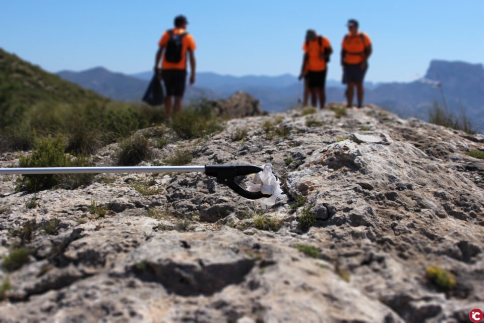 El voluntariado ambiental de Elda continúa su actividad en agosto con la prevención de incendios forestales como objetivo principal