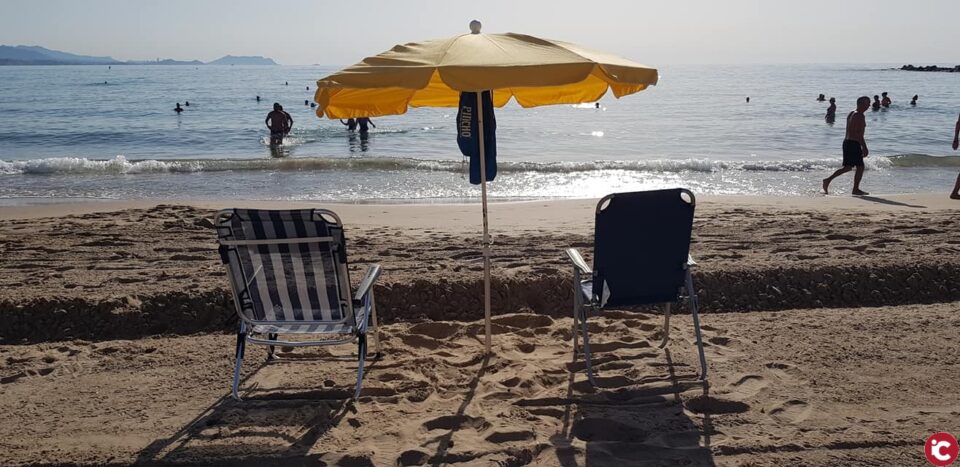 El Ayuntamiento advierte que procederá a retirar los enseres sin propietario en las playas y calas