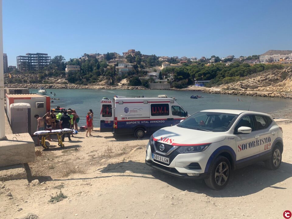 Asisten a una mujer herida por la hélice de un barco que quedó a la deriva y evacuan a los bañistas del Morro Blanc
