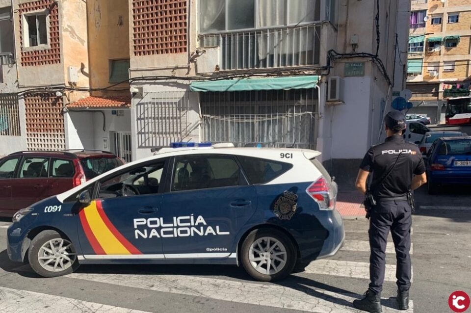 La Policía Nacional ha detenido al presunto autor del robo de una vivienda cuando trataba de recoger su maletín olvidado