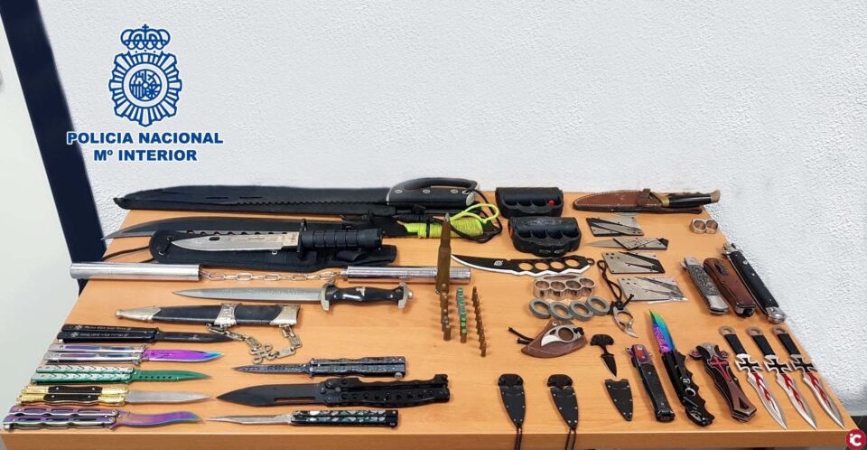 La Policía Nacional ha detenido a una persona por agredir y amenazar a otra incautándole un arsenal de armas blancas