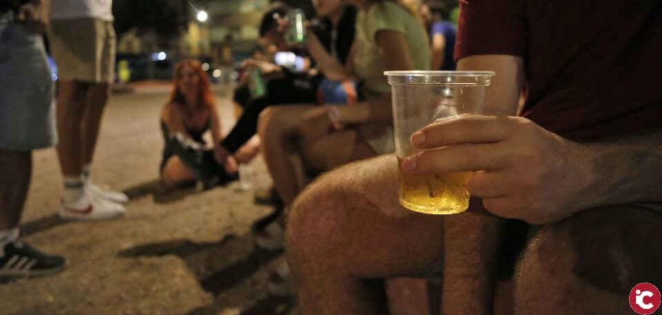 La Policía Local interviene para acabar con dos reuniones de 'botellón' en las escaleras del Instituto Jorge Juan y en Urbanova