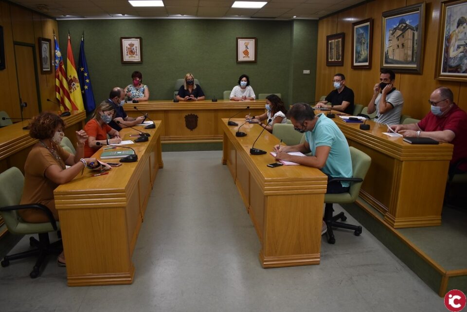 Petrer amplia la plantilla de su empresa municipal para intensificar la limpieza de los colegios públicos de Infantil y Primaria