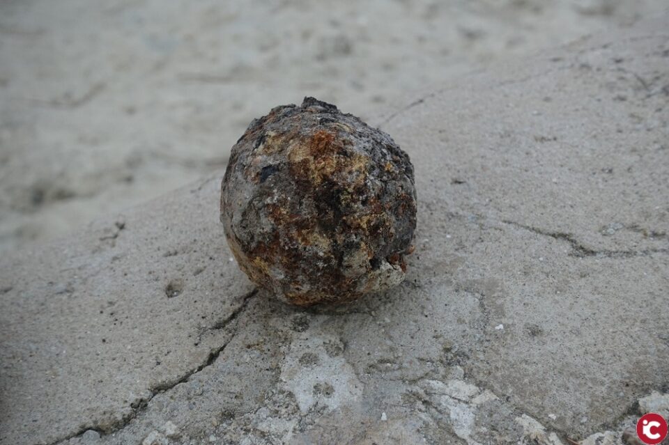 La restauración del Baluarte de la Mina en el castillo de Santa Bárbara permite encontrar restos de proyectiles del siglo XVIII y un fragmento de una yesería islámica