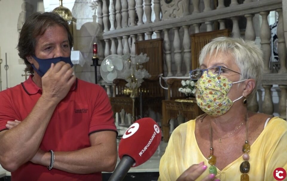 Conocemos cómo se realiza el cambio del manto de la Virgen y sus mantos