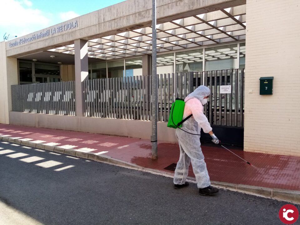 La Concejalía de Servicios del Ayuntamiento de Monóvar está realizando tareas específicas de desinfección en la localidad