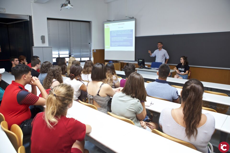 El Programa d'Acció Tutorial de la Universitat d'Alacant es reforça per a assessorar l'alumnat