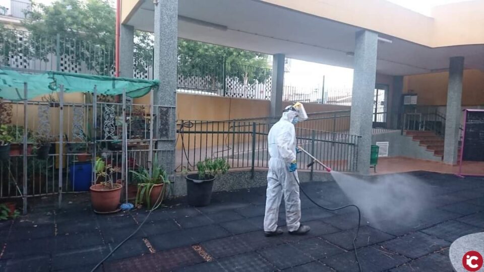 Aspe incrementa las tareas de limpieza y desinfección en los colegios y sus accesos