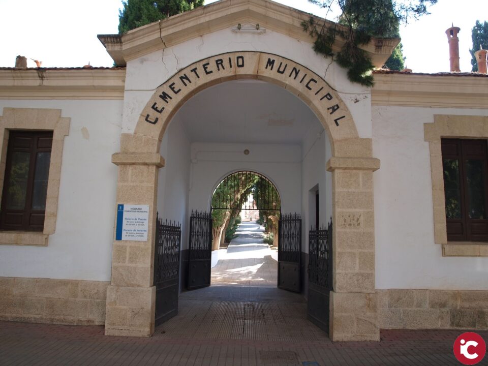 Los nichos trasladados por las obras del cementerio vuelven a ocupar su lugar de origen