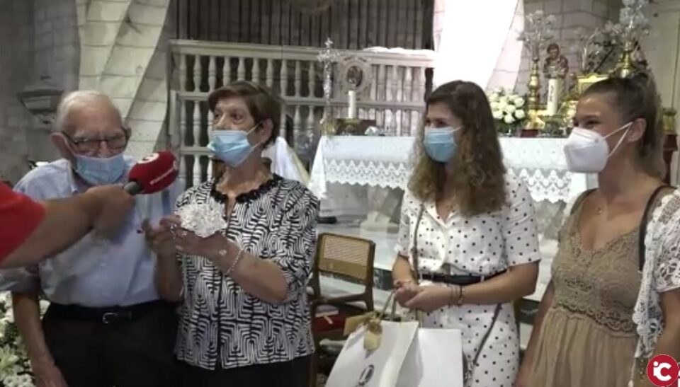 La familia Querol sigue ofreciendo el ramo a la Patrona