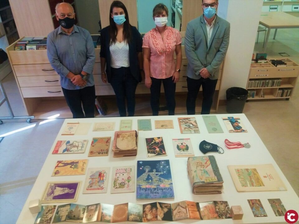 La Concejalía de Cultura expone en la Biblioteca Municipal una veintena de programas históricos de las Fiestas Mayores
