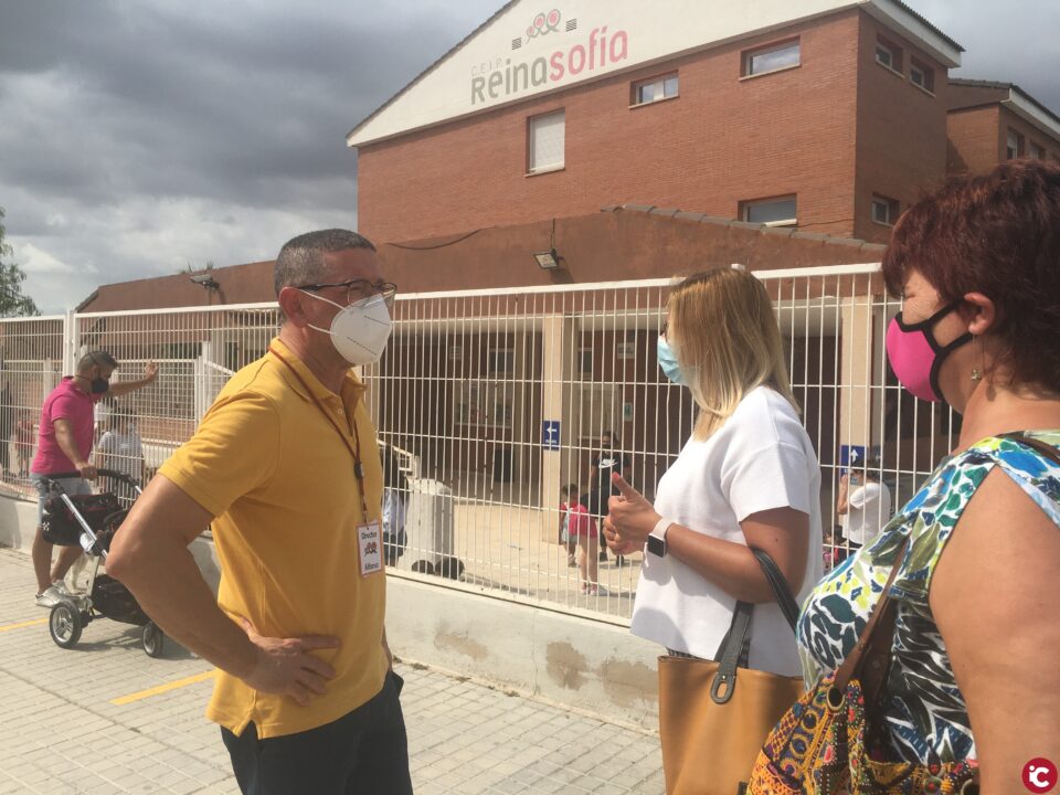 Normalidad en el comienzo del curso en Petrer al que se van a incorporar de forma escalonada cerca de 7.000 estudiantes