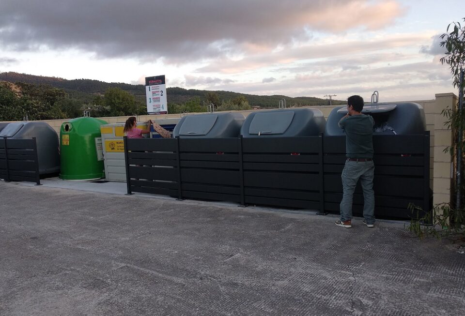 El Ayuntamiento traslada a una parcela del polígono los contenedores de la carretera de Tibi
