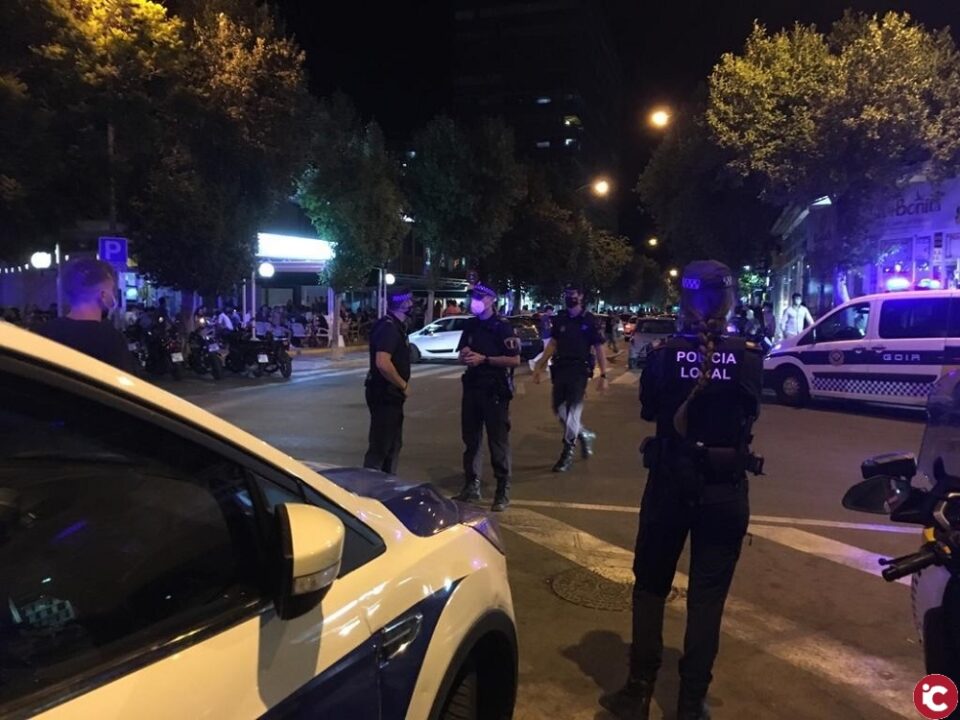 La Policía Local denuncia y cierra dos establecimientos por incumplir el horario y sanciona a un grupo de siete personas por no llevar mascarillas en Alicante