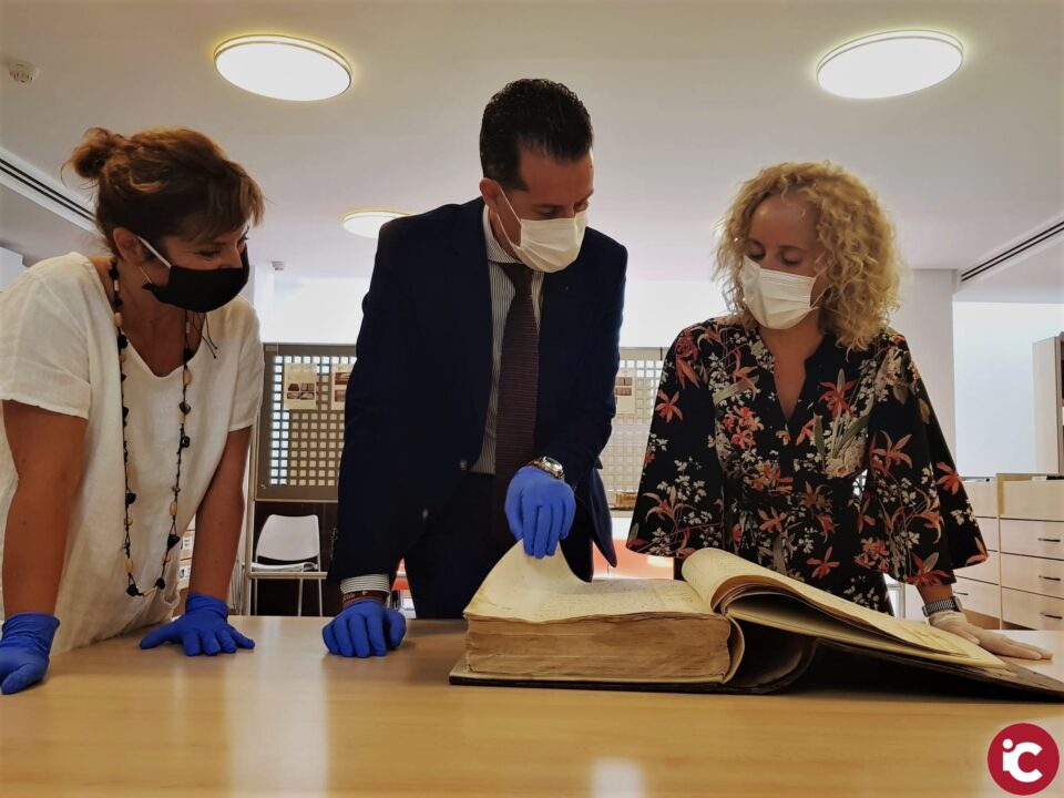 El 'Libro de Giradora' de Elda del año 1832 recupera su esplendor después de una minuciosa restauración