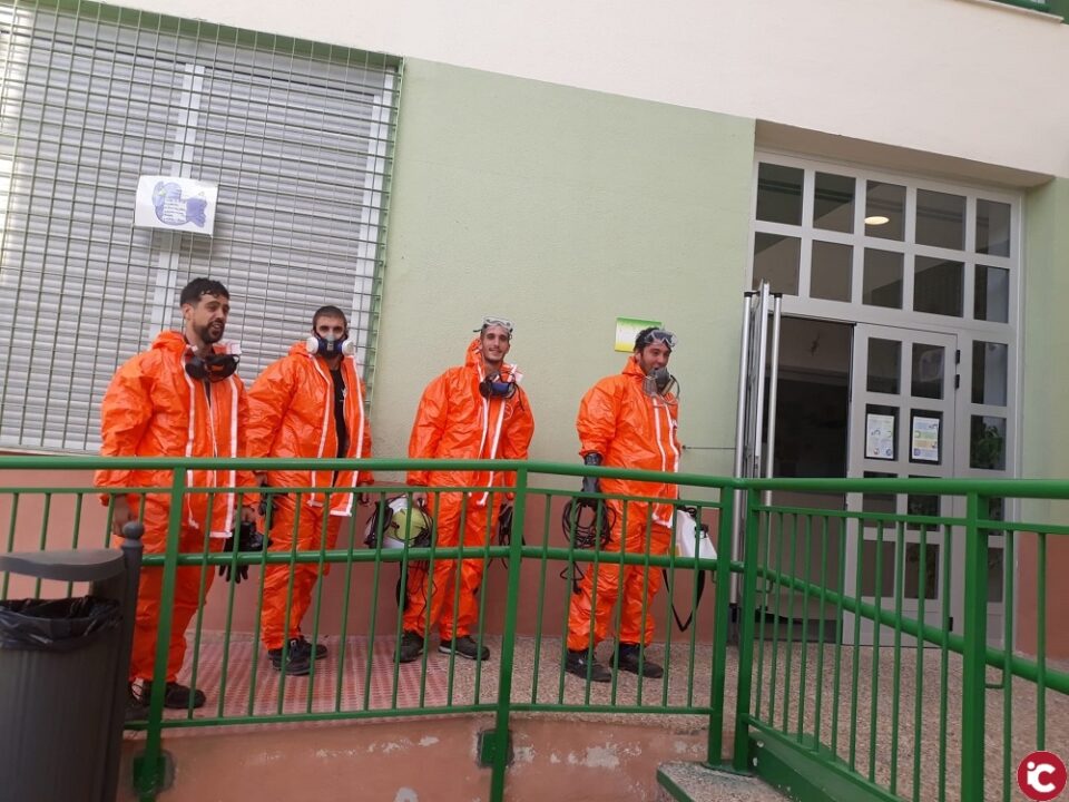 El Ayuntamiento realiza una limpieza de refuerzo con la desinfección por nebulización anti-covid en los colegios de Alicante
