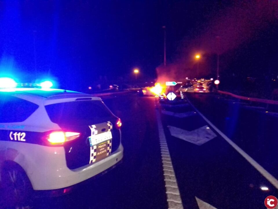Los bomberos del SPEIS excarcelan de madrugada a un fallecido en un accidente grave con un vehículo incendiado en la autovía A-31