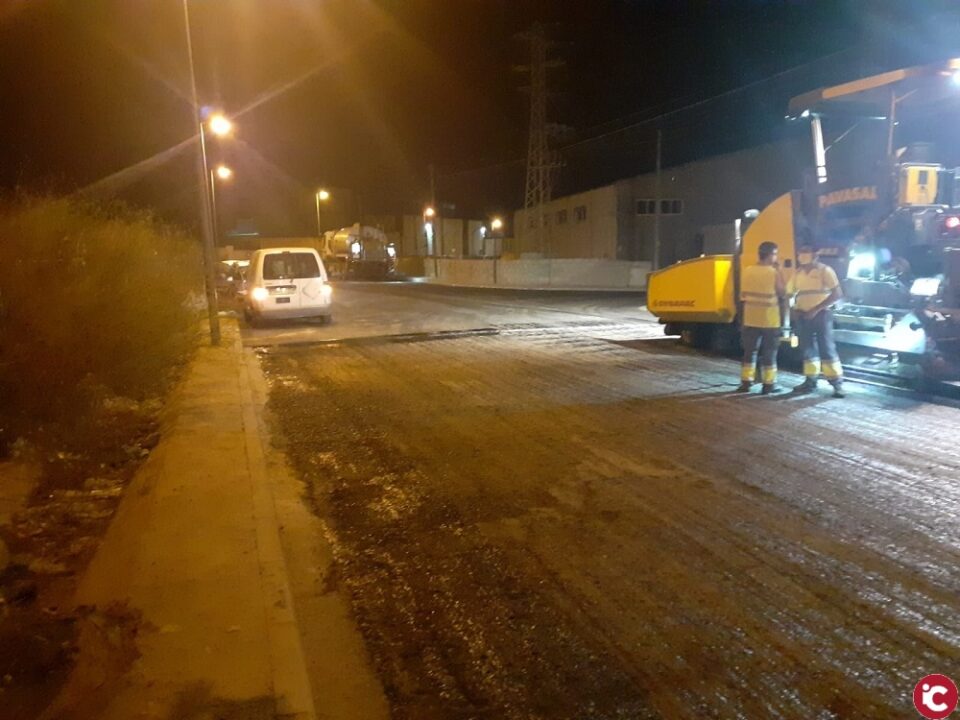 El Ayuntamiento asfalta los polígonos industriales de Rabasa y Pla de la Vallonga en Alicante