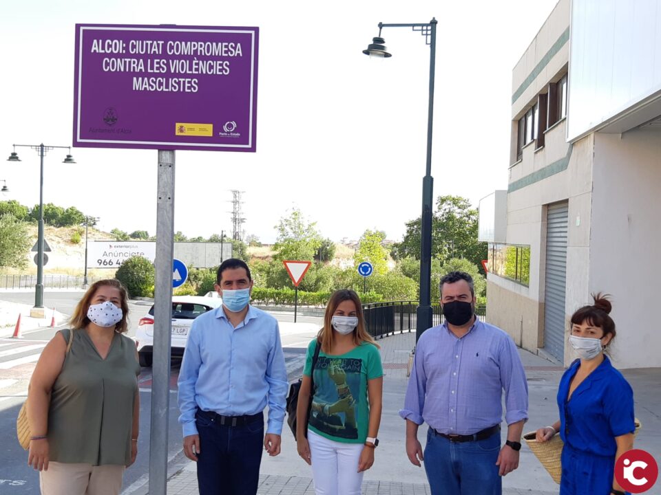 Alcoi colloca tres plaques amb el compromís de lluitar contra les violències masclistes