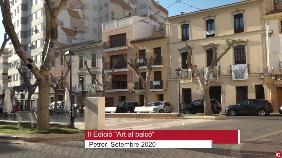 La II edición de "Art al balcó" en Petrer cuenta con más de 60 lienzos