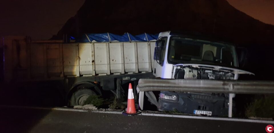 La Policía Local interviene de madrugada en un aparatoso accidente con vuelco de un camión semirremolque de la UTE en el Rebolledo