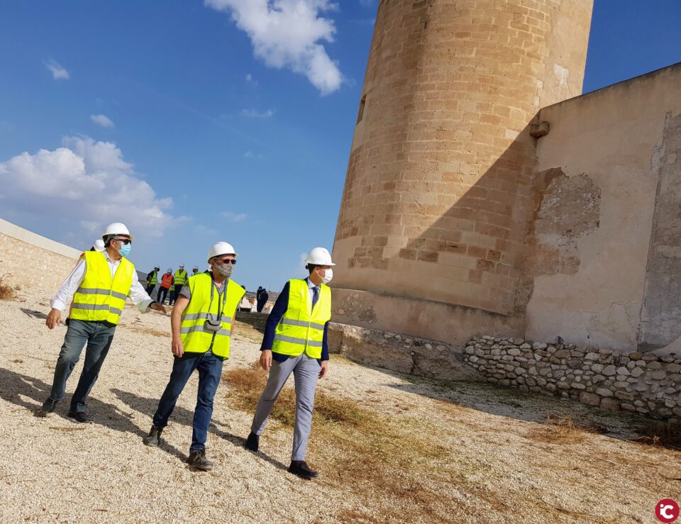 El Ayuntamiento de Elda reinicia los trabajos de rehabilitación del Castillo y adjudica las obras de recuperación de la puerta del antemural
