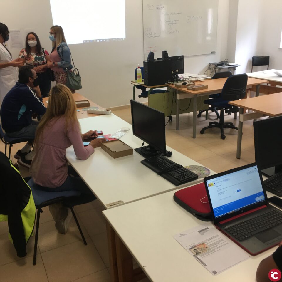 Servicios Sociales enseña competencias digitales a grupos vulnerables para que puedan acceder a todos los recursos que hay en la red