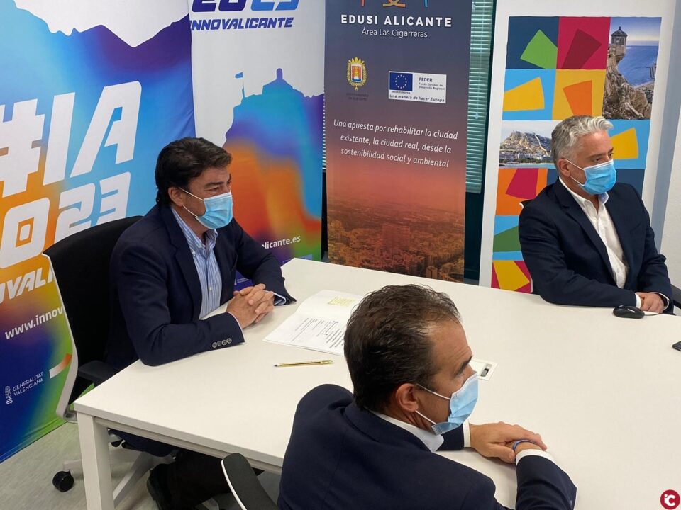 El alcalde de Alicante recibe el Premio CIO 2020 otorgado al Ayuntamiento por la creación de su red de teletrabajo durante la pandemia