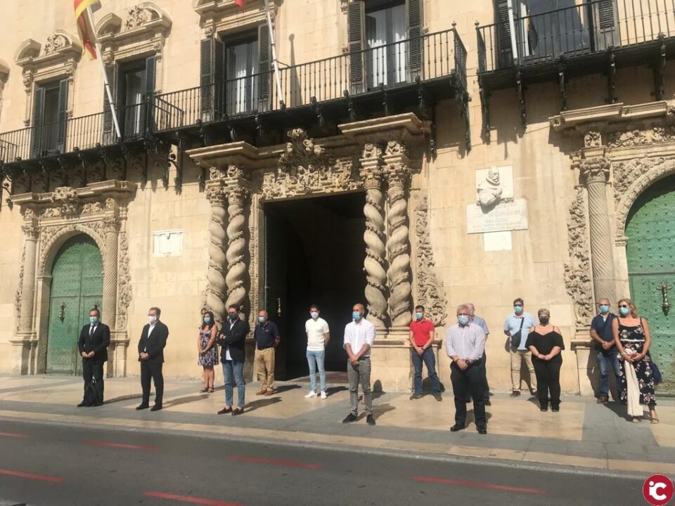 El Ayuntamiento de Alicante guarda un minuto de silencio como muestra de condena y rechazo por el asesinato de una mujer en Valencia