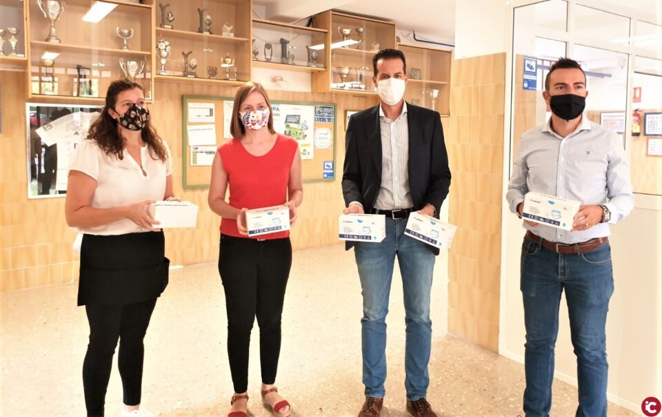 El Ayuntamiento de Elda comienza la distribución de 14.000 mascarillas en 22 centros educativos de la ciudad