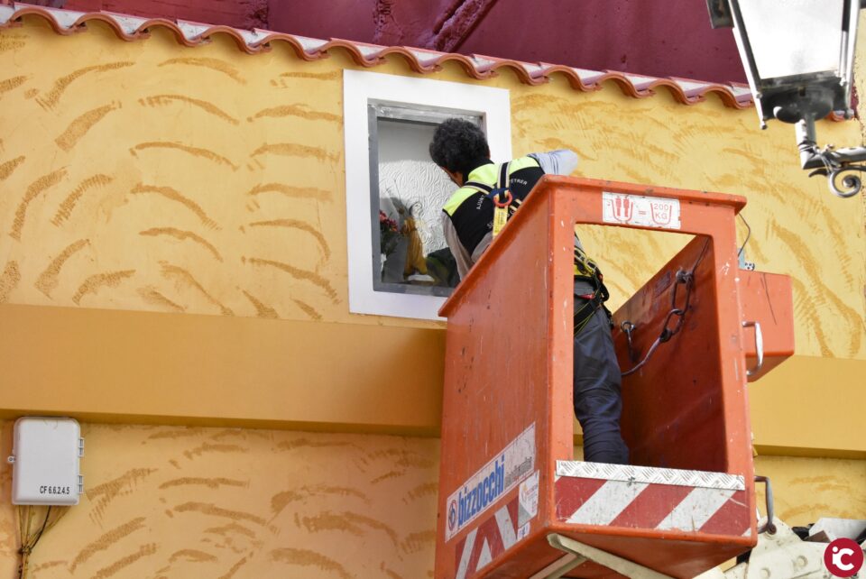San Rafael vuelve a su hornacina del casco histórico de Petrer el día de su efeméride
