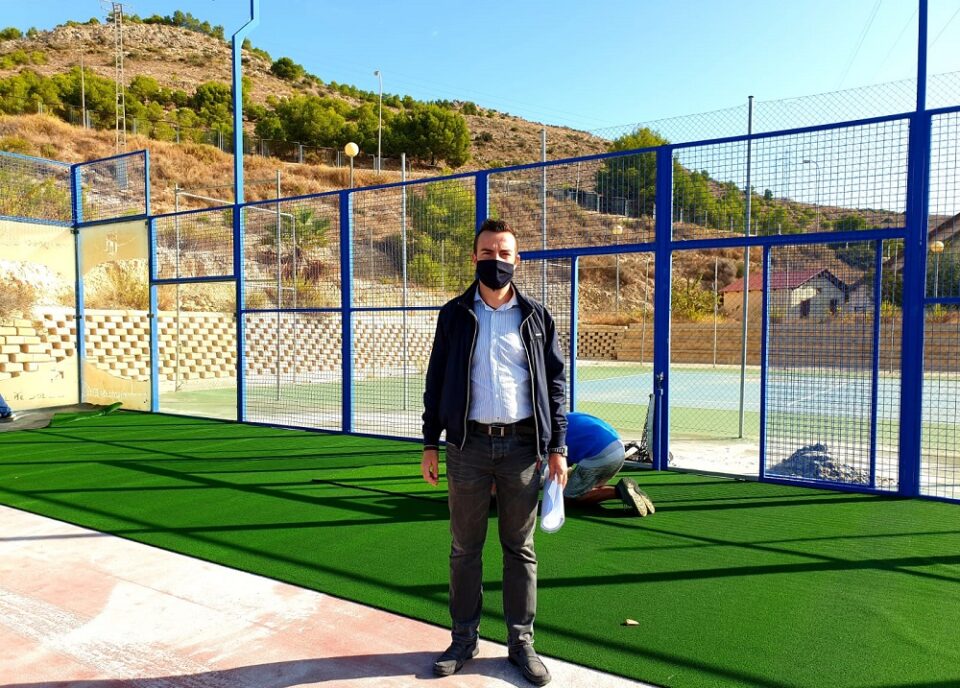 Deportes ultima la sustitución del césped artificial de las dos pistas de pádel del Complejo Deportivo de San Crispín