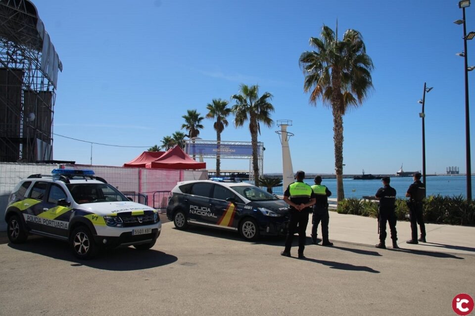 La Policía Nacional detiene a dos personas infraganti cuando intentaba robar en un conocido local de ocio del puerto de Alicante