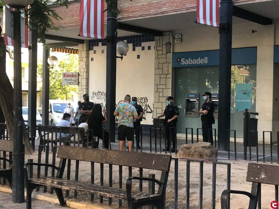 La Policía Local de Barrio aumenta la vigilancia por las tardes en plazas y parques con un operativo especial en el que se imponen 145 denuncias a jóvenes sin mascarillas en una semana en Alicante