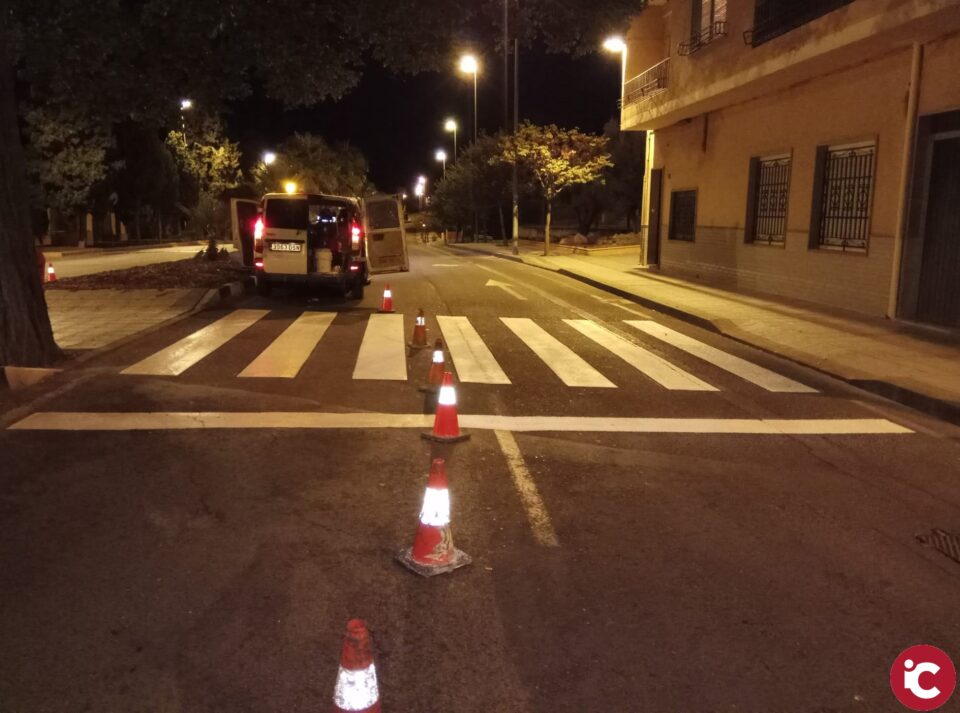 El Ayuntamiento de Elda renueva la señalización horizontal en las inmediaciones de los centros educativos y del Cementerio de Santa Bárbara