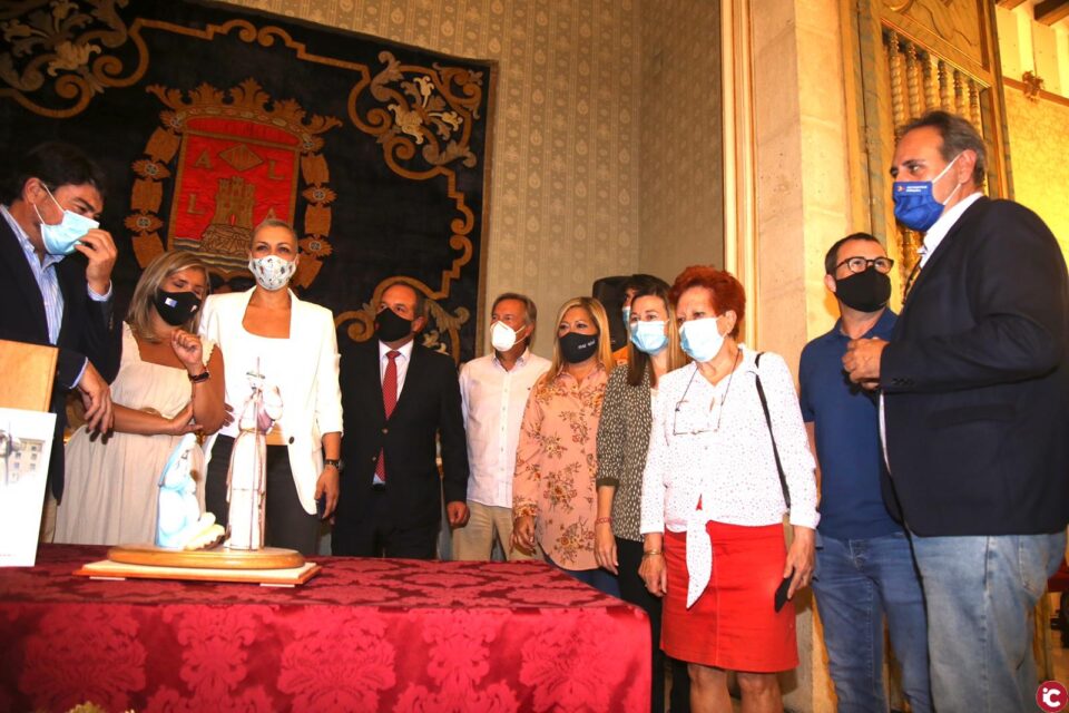 El estilo del Belén Monumental se basa en el Modernismo alicantino de principios del siglo XX y toma como referente a los escultores Vicente y Daniel Bañuls