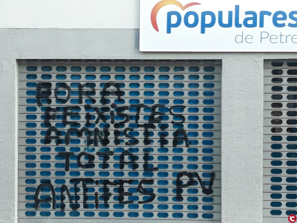 Los grupos políticos del Ayuntamiento de Petrer condenan las pintadas insultantes aparecidas esta mañana en las sedes locales de PSOE y PP