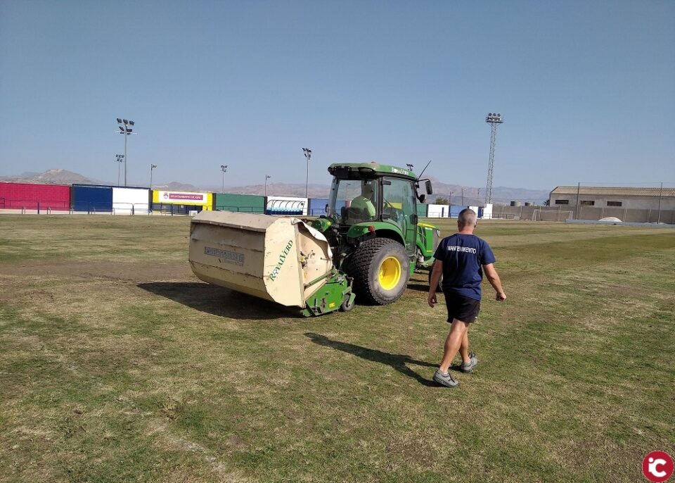 La concejalía de Deportes resiembra el campo de fútbol de Las Fuentes