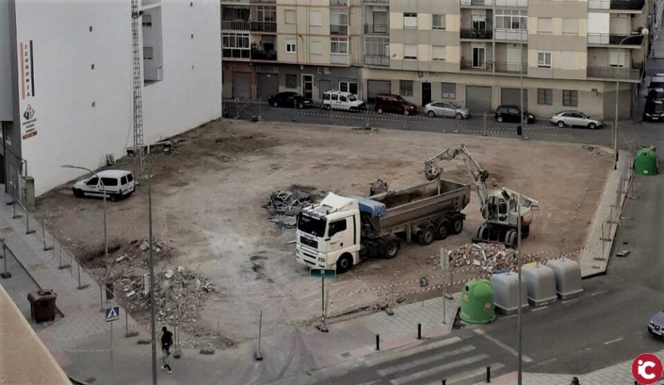 El Ayuntamiento de Elda comienza la construcción de un aparcamiento municipal en el antiguo depósito de vehículos de la calle La Cruz