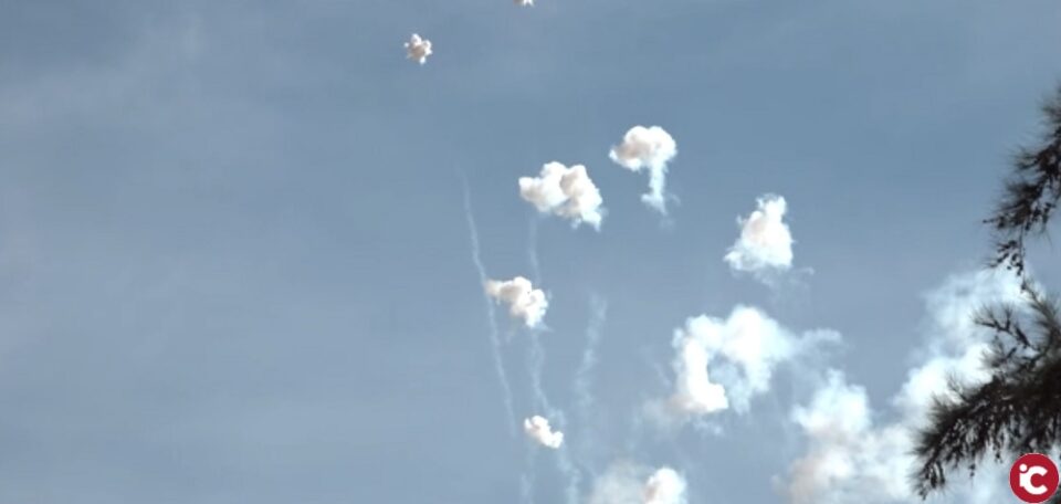 Bombardeo aéreo desde la explanada del Castillo con motivos de las Fiestas Patronales