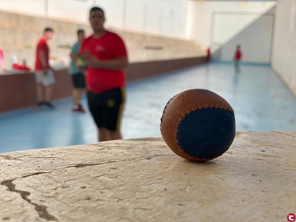 El trinquet de El Campello acoge el campeonato interescolar de pilota a raspall