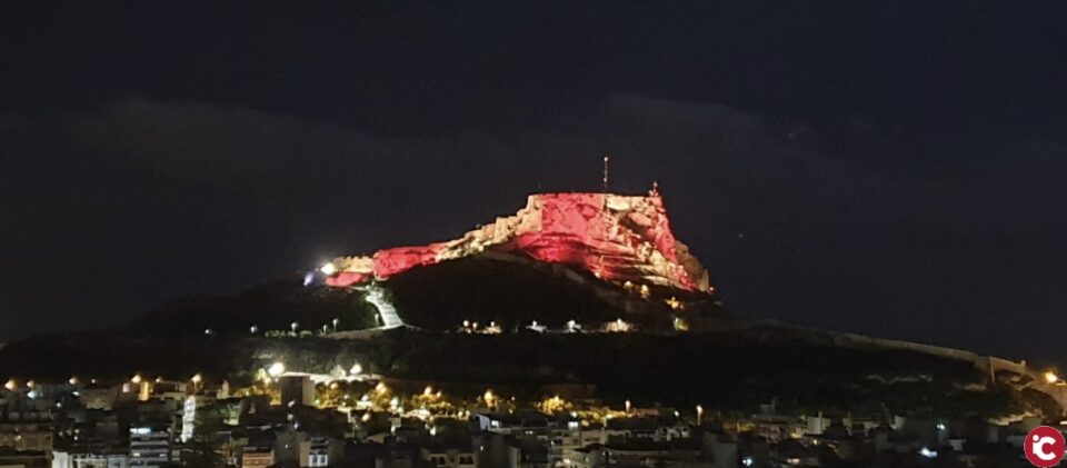 El Ayuntamiento ilumina con los colores de la bandera de España el Castillo de Santa Bárbara en Alicante
