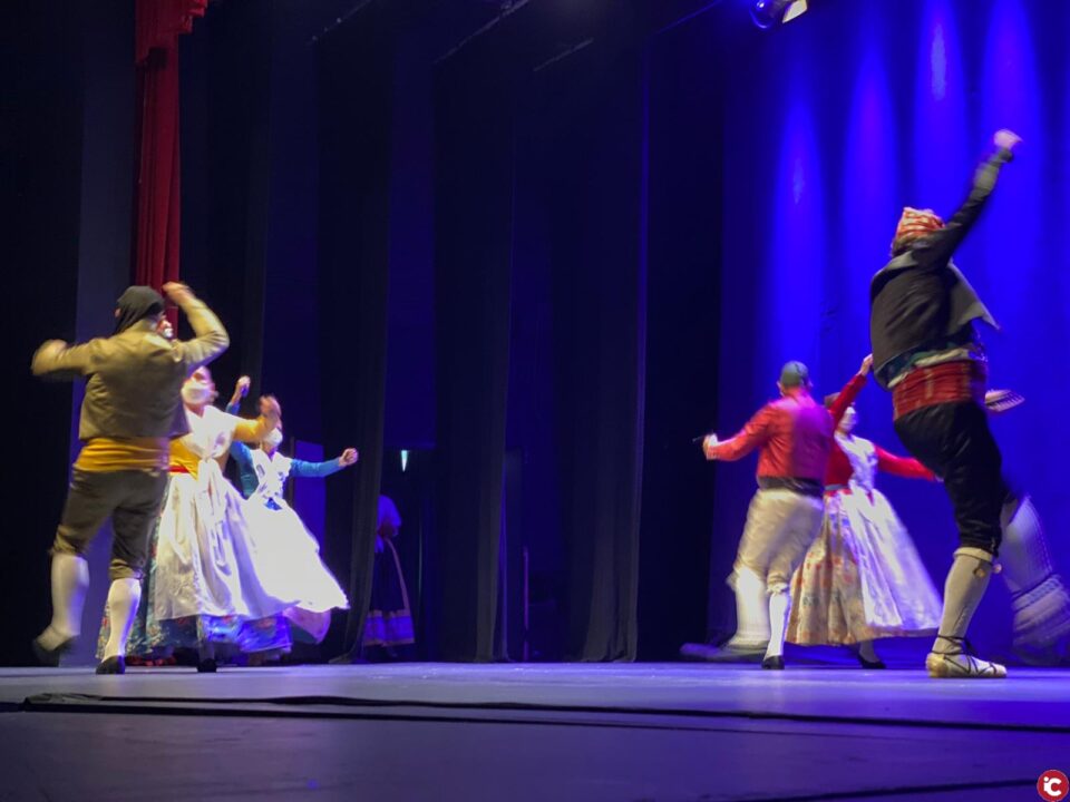 El Grup de Danses Salpassa pone en pie al auditorio en su actuación del 9 dOctubre