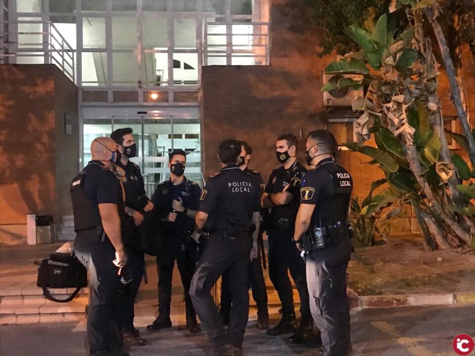 La Policía Local impone 131 denuncias y disuelve diez botellones en una noche con máxima presión policial por el puente para hacer frente al Covid en Alicante