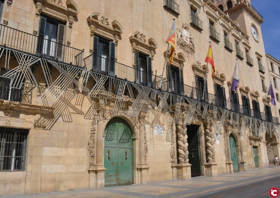 Alicante se va a iluminar esta Navidad con 780 arcos y guirnaldas que el Ayuntamiento ha comenzado a instalar por toda la ciudad