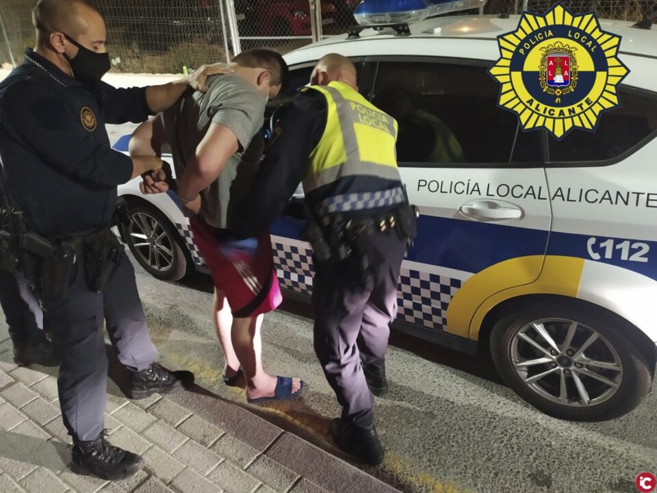 La Policía Local detiene a un conductor tras darse a la fuga y herir a dos agentes en una persecución en Alicante