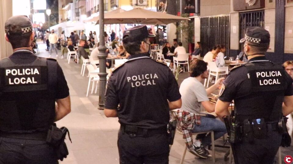 La Policía Local cierra una discoteca esta madrugada y sanciona a tres locales por incumplir los horarios de cierre en Alicante
