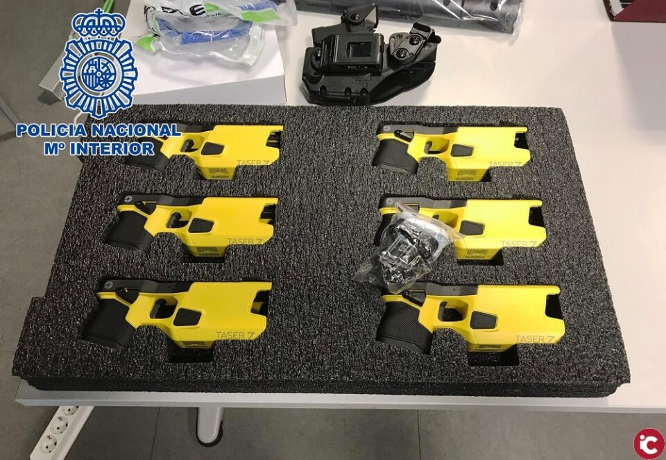 La Policía Nacional incorpora los dispositivos electrónicos de control dentro del armamento de uso policial
