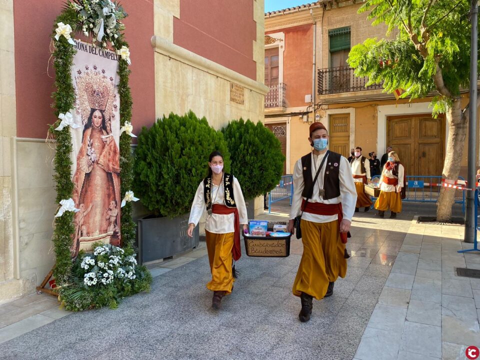 Misión cumplida: los campelleros donan 17 toneladas de alimentos a Cáritas el día de la ofrenda floral